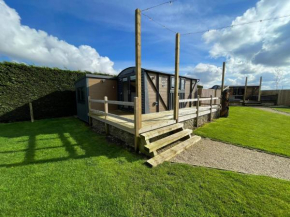 Maple Lodge Quirky Salvaged Railway Carriage with Hot Tub